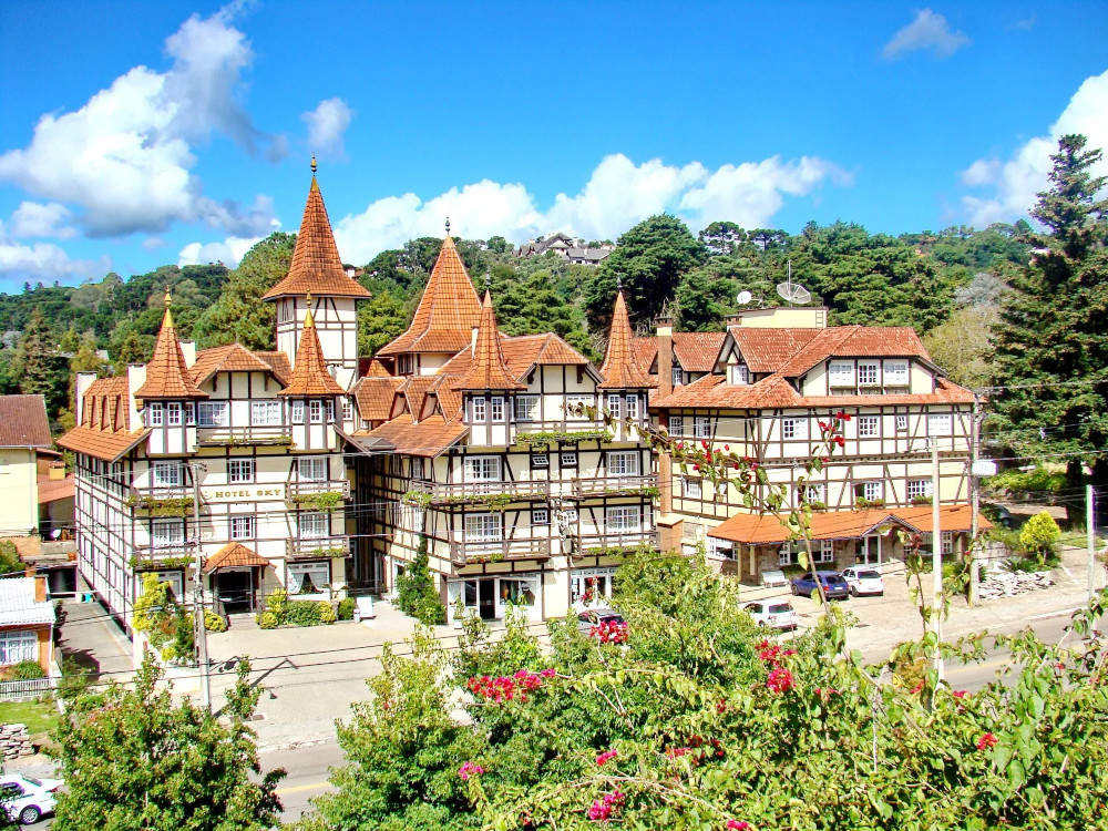 Venha viver as maravilhas do paraíso serrano, hospedando-se no HOTEL SKY. Arquitetura enxainel situado no bairro nobre de Gramado, à 800m do centro e possibilita passeios a pé em convivio com a natureza 